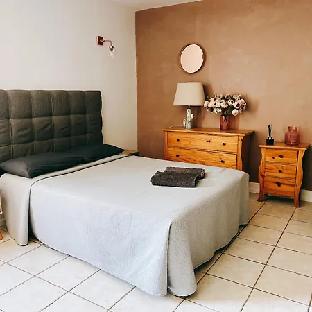 Апартаменты Casamacce Climatise Avec Terrasse, Small Comfortable Free Parking, Air-conditioned & Wifi *