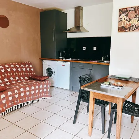 Casamacce Climatise Avec Terrasse, Small Comfortable Free Parking, Air-conditioned & Wifi *