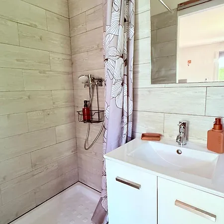 Casamacce Climatisé Avec Terrasse, Small Comfortable Free Parking, Air-conditioned&wifi Appartement Corte (Corsica)