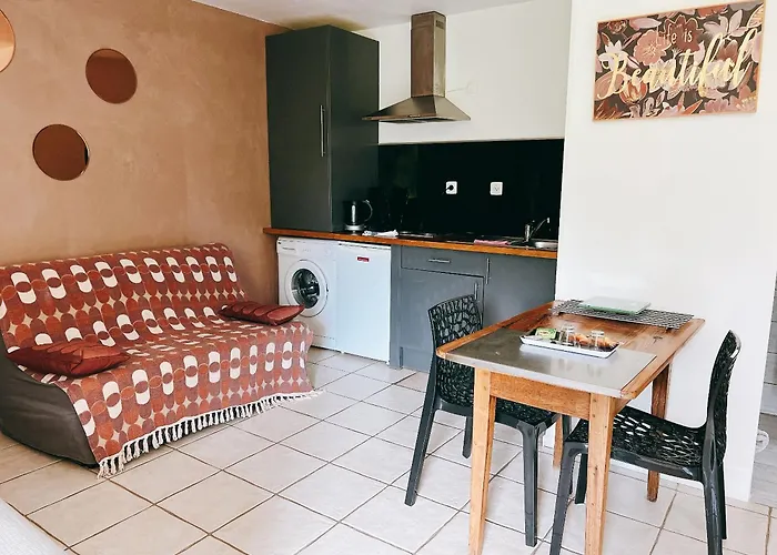 Casamacce Climatise Avec Terrasse, Small Comfortable Free Parking, Air-conditioned & Wifi *